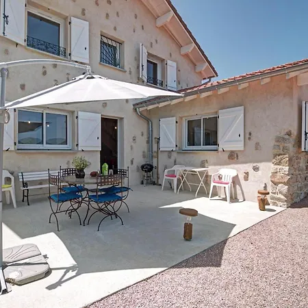 Douillet Avec Terrasse, Jardin Et Cheminee A